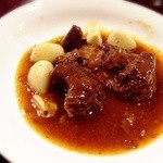 牛すね肉のにんにく辛みそ煮込み