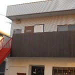 オレンチ カフェ - 外観：オレンジの階段も目印