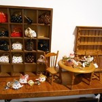 オレンチ カフェ - 内観：ミニチュア家具とアクセサリーは販売も