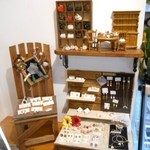 オレンチ カフェ - 内観：ミニチュア家具とアクセサリーは販売も