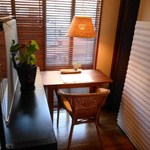 オレンチ カフェ - 内観：まるで書斎、ひとりカウンター席