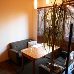 オレンチ カフェ - 内観：窓側ソファ席