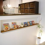 オレンチ カフェ - 内観：子供向けの絵本もモダンに