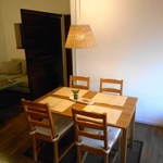 オレンチ カフェ - 内観：中央のテーブル席