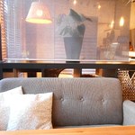 オレンチ カフェ - 内観：窓側ソファ席