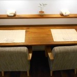 オレンチ カフェ - 内観：ゆったり２人カウンター席