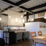 オレンチ カフェ - 内観：全てオーナー手造りの店内は落ち着く空間