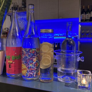 カウンターには季節のお酒や、和らぎ水もご用意