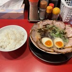 ラーメン　赤組 - チャーシュー麺　トッピング:味玉　ライス大
