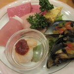 ビストロミルポア - お通しその①海老のカクテル他