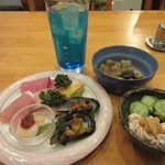 ビストロミルポア - お通し3皿 1,200円、ブルーキュラソー600円