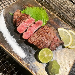 和牛ヘレと名物豚串巻きを味わう