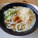 きっちょううどん - 料理写真:えび天うどん 530円＋天ぷら 80円 ※天ぷらとはさつま揚げのことです（きっちょううどん 都城吉尾店）