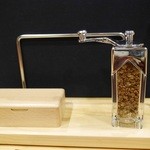 鰻 にしはら - 山椒はミルで必要なときに挽きましょう