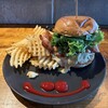 Warren’s Place 2.1 Burgers & Beer - 圧倒的な存在感を放つ「ワガママバーガー」。肉汁溢れるパティとベーコン、チーズの組み合わせが神がかっています。プレートのケチャップアートも可愛い！