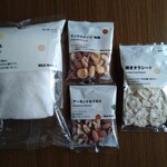 無印良品500 - 料理写真:「わた菓子」と「ミックスナッツ塩味」「アーモンド＆クルミ」「焼きタラシート」