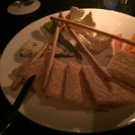 BAR 倉吉 - 『チーズの盛り合わせ』様やはり未だにお子ちゃまな私はブルーチーズ系は不得手・・・
