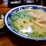 博多らーめん ShinShin 天神本店 - 極細麺がスープに絡んで美味しいです！