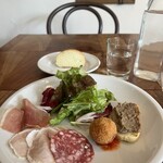 カルネヴァーレ - 本日のアンティパスト、手作りフォカッチャも味が濃い