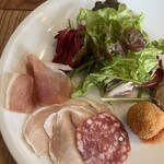カルネヴァーレ - レバーのパテが臭みもなく、美味しい。極め付けは、手作りのボイルハム「プロシュットコット」、口にすると、柔らかさはもちろん、味わいも抜群。