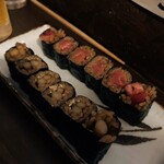 ITA酒場 - トロ鉄火巻き、ごぼう巻き。

赤シャリは苦手なんだけれども、こちらのお店の赤シャリはクセがなく、とても美味しかった。
ネタも新鮮。
お店が混雑していなければ、もっとお寿司食べたいくらい美味い(^○^)