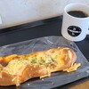 ボンボン - モーニングセット(税込462円)
パン①ベーコンピザ(単品:税込170円)
ペッタンコなパンの上にチーズ&ベーコン&玉葱が載り、刻みバジル？が振られています
お飲み物《セットドリンク》①HOT珈琲