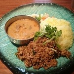 ディッシーズカレー - 豚しゃぶと白菜のスープカレー＋ニラ、ネギキーマカレー普通盛り