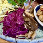 酒場 てづか - おつまみ盛2人前の紫キャベツのマリネときのこのマリネ