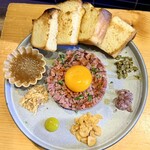 酒場 てづか - 黄身と牛タンのタルタル