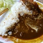 喫茶アリスの家 - ルーがサラダ側に流れ出さないようダムのようにせき止めながら食べるの図(笑)