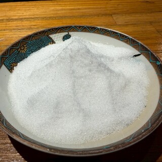 高知のオーダーメイドの塩や飛騨の野菜で、肉本来の美味しさを
