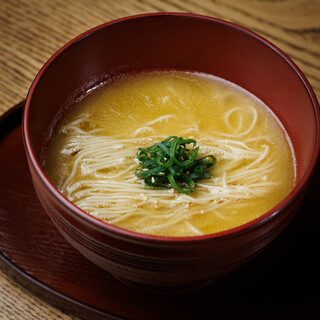 野菜も豊富。〆には評判のラーメンやデザートも愉しめる