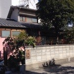 畠瀬本店食品部 - 営業中という看板で、お店だと認識できます