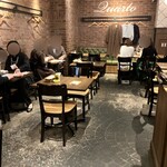 トラットリア クアルト - 店内テーブル席
