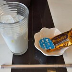 まるや - サービスの飲み物（アイスミルク）