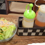 レストラン三好弥 - こちらが脇を固めるシャキシャキサラダ！ドレッシングが3種類。