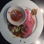 Riverside Terrace - 4回目でやっと、メインのローストビーフを、、レア加減がラブリーでしたね〜♪　肉肉しているビジュアルでしょ！