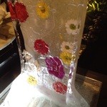 Riverside Terrace - スイーツコーナーには、この様な氷河の塔に生花が散りばめられています　この塔は２箇所に立っています