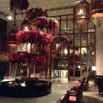 Riverside Terrace - ホテルメインロビーのお花はいつも豪華で素晴らしい！！ この時はバレンタインディに合わせて赤アカな色彩でした