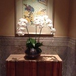 Riverside Terrace - 女子トイレ入り口に飾ってある蘭の花