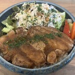 かめキッチン - トンテキ丼、三元豚に特製ステーキソース、サラダには自家製のシーザードレッシング