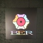 Bar Espace Rassurants - 看板みたい。BERの意味は、店の頭文字をとったらしい