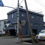 喫茶アリスの家 - お店の外観（駐車場は店舗下に３台分ぐらいのスペースがあります）