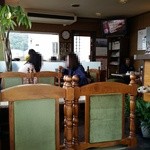 喫茶アリスの家 - ４人掛けテーブル席×５卓、２人掛けテーブル席×２卓　計24席（カウンター席はありません）
