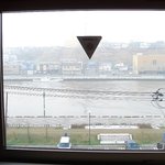 ホテルグローバルビュー釧路 - 昼、窓から釧路川を。