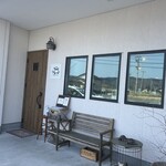 かめキッチン - 店頭、入り口と記帳台、名前と車のナンバーを書いて車の中でも待ちます