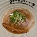 キャプテン ゴールド800円。淡い醤油味に鰹の香味油が効いてかつ、さわやかなラーメン