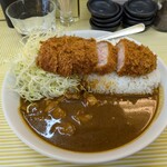 とんかつ檍のカレー屋 いっぺこっぺ - ロースかつの断面を見ると脂身があるのがわかります