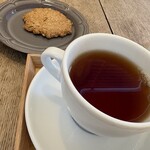 cafe shin - ロンネフェルトの紅茶。アイリッシュモルトというフレーバーティー。とても甘い香りでした。ポットで提供されて550円。