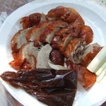 金廚北平烤鴨 - ペキンダックにネギがついている。ライスペーパとたれがついている